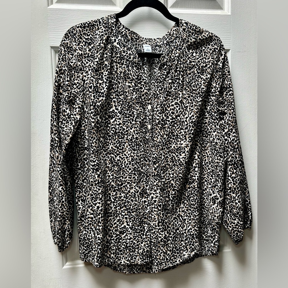 OLD NAVY Animal Print Long Sleeve blouse Size Small. Button Sleeve Pre Owned